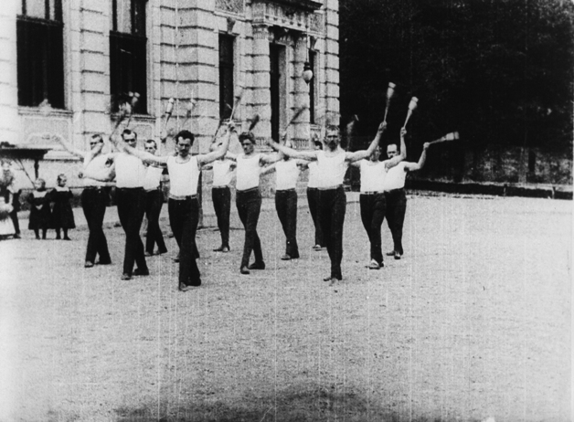 Cvičení kužely sokolů malostranských (1898). Foto: Národní filmový archiv