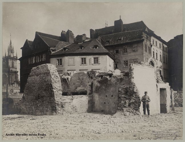 Pohled na zbytky románského zdiva nalezeného při bourání domu čp. 16 v ulici U radnice na Starém Městě, 3. 4. 1909 (foto: Archiv hlavního města Prahy)