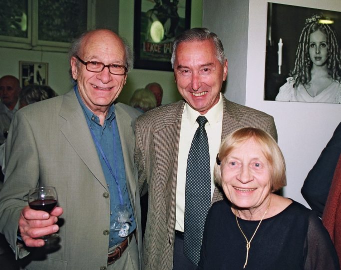 Gene Deitch, Vladimír Opěla a Zdenka Deitchová v roce 2004 v kině Ponrepo © NFA